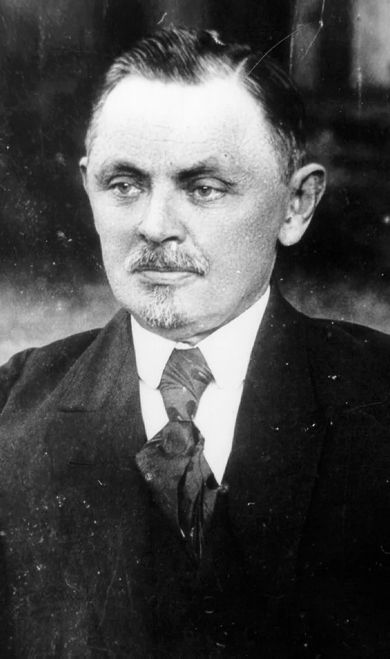 KURESSAARE EHITUSINSTRUKTORITE KOOLI RAJAJA akadeemik professor Aleksander Poleštšuk.