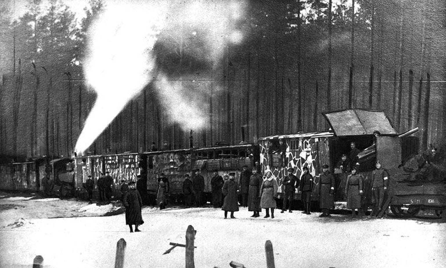 Kitsarööpmelise ja kõige väiksema arvu tääkidega soomusrongi nr 5 meeskond Põhja-Lätis 1920. aasta kevadel.