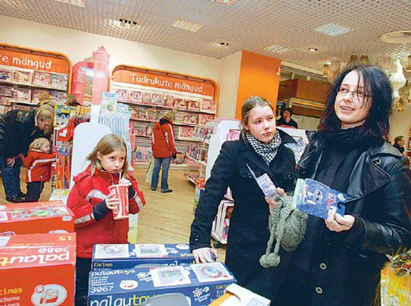 Хели Соотак с дочерьми Линдой (слева) и Берит потратила в Kaubamaja на подарки семье из пяти человек 1000 крон.