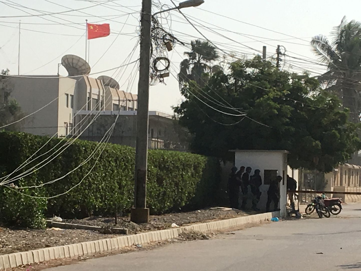 Pakistani julgeolekujõud Karachi Hiina konsulaadi ees.