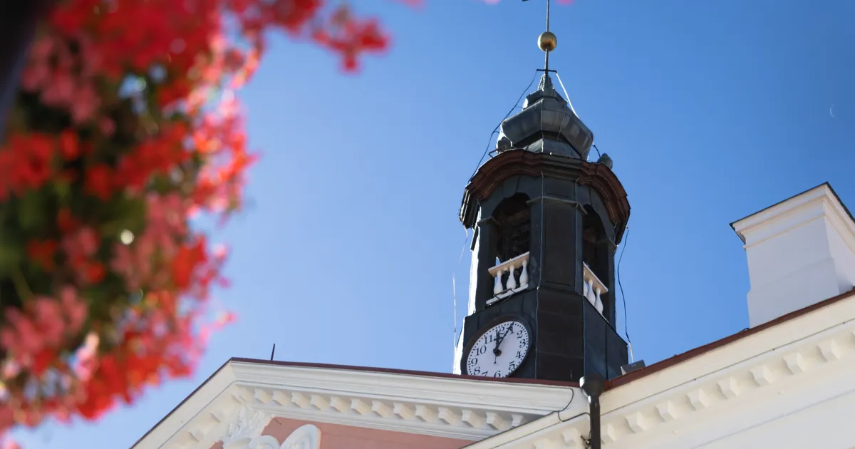 KUULA, KAS TUNNED ÄRA? ⟩ Raekoja tornist kostavad sel nädalal Eesti teatrite publikukutsungid