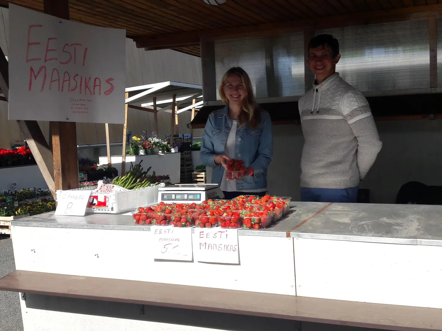 Jarmo Kass (paremal) ja tema abiline Liis Simson Sillaotsa talust pakkusid oma maasikaid.