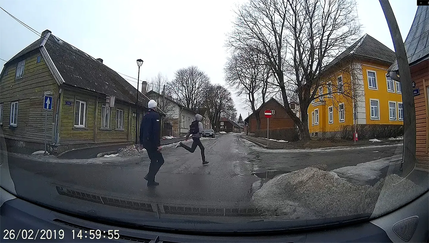 Sama noormees on viimaste nädalate jooksul korduvalt erinevate varguste ja kelmustega politsei huviorbiiti sattunud