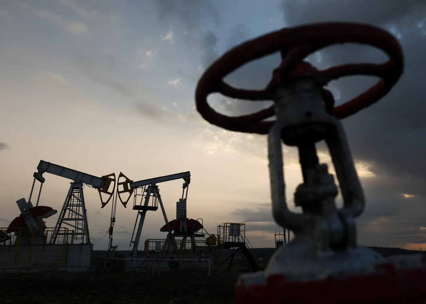 Добыча нефти.