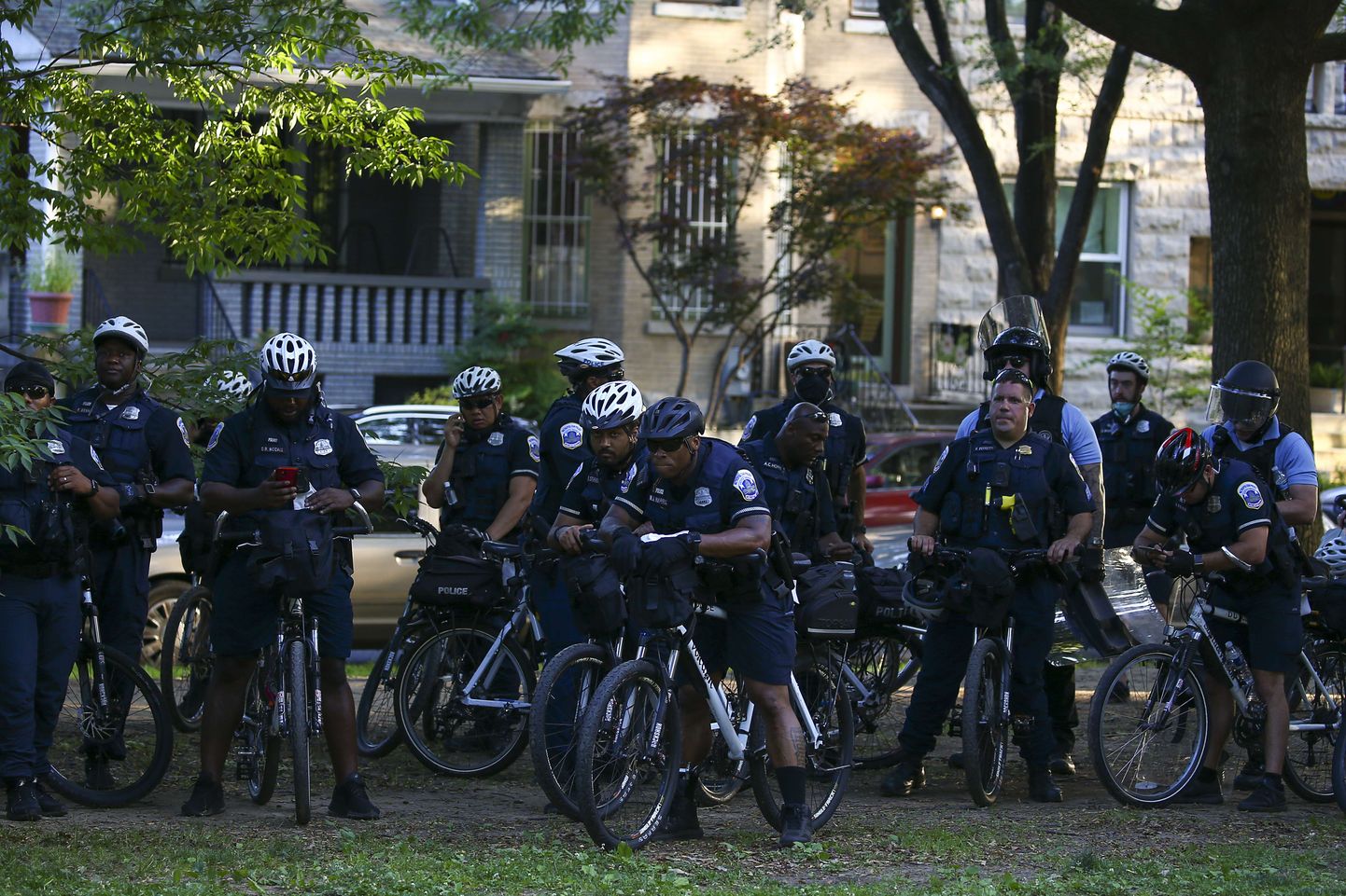 Politseinikud Washingtonis meeleavaldust jälgimas.