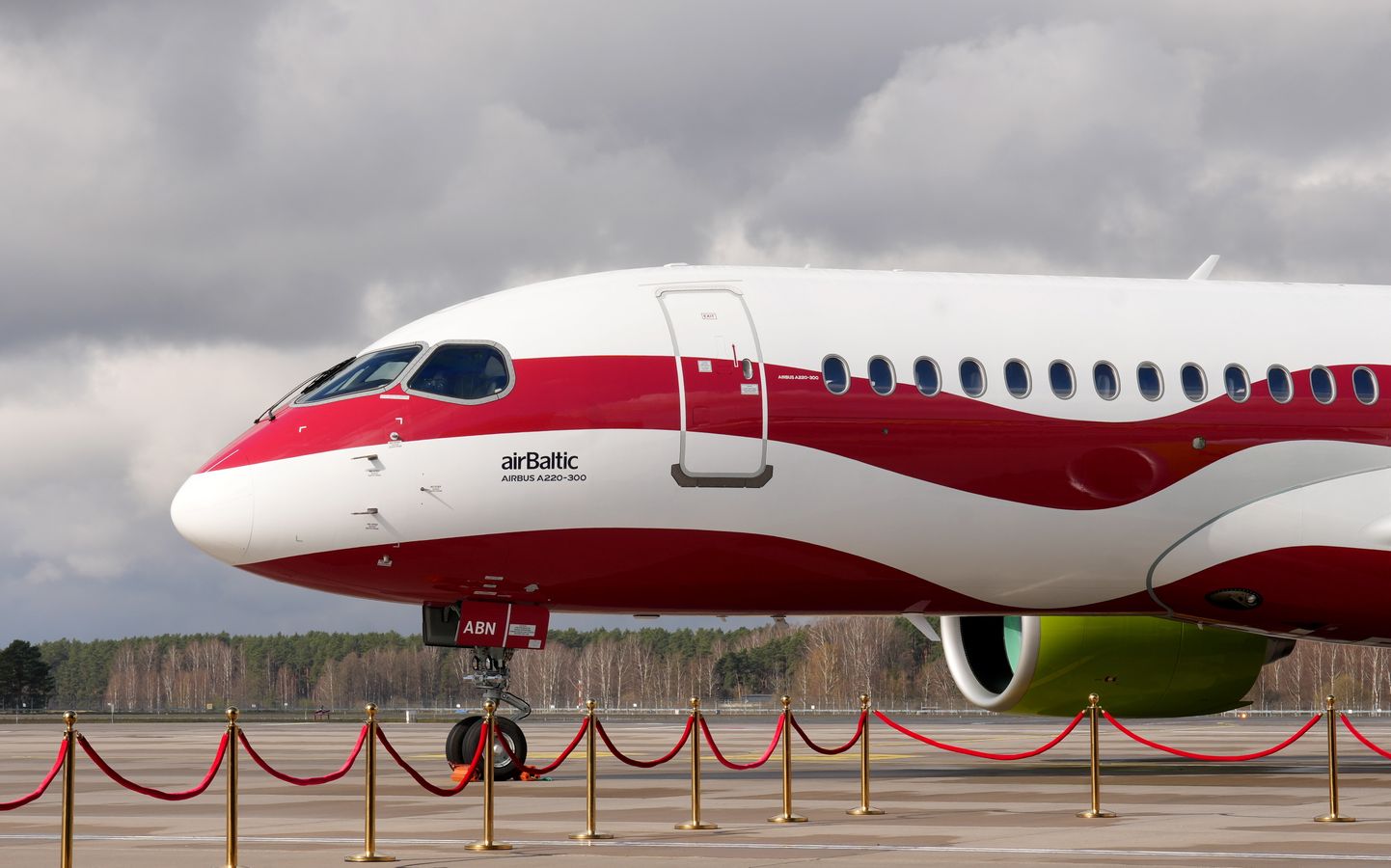 Läti lipuvärvides Airbus A220-300.