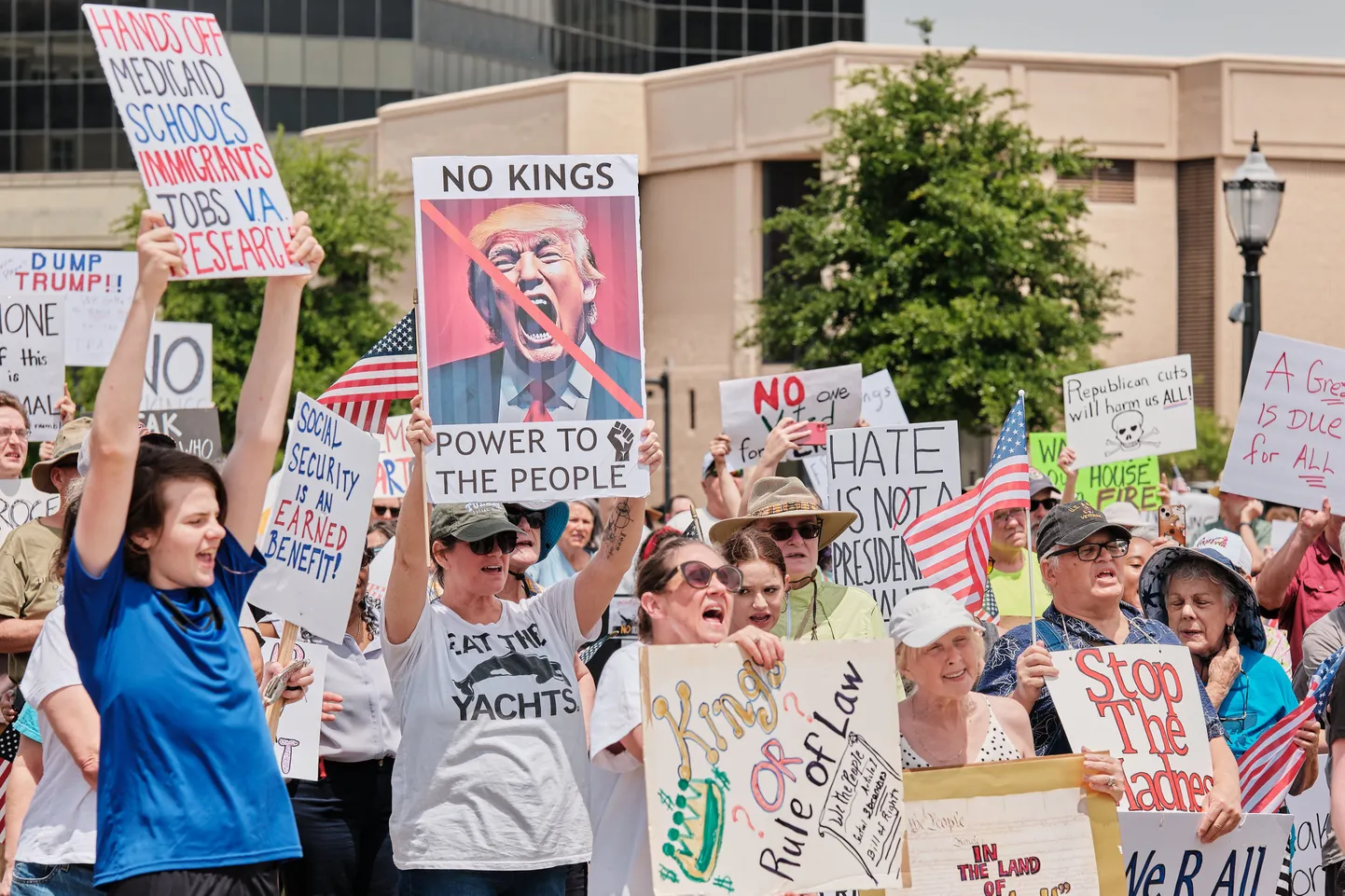 Donald Trumpi administratsiooni vastu meelt avaldavad inimesed Alabama osariigis Mobile’is.