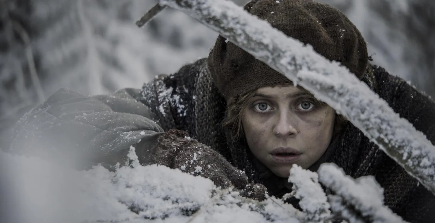 Bel Powley Leedu-USA mängufilmis "Tuhk lumel".