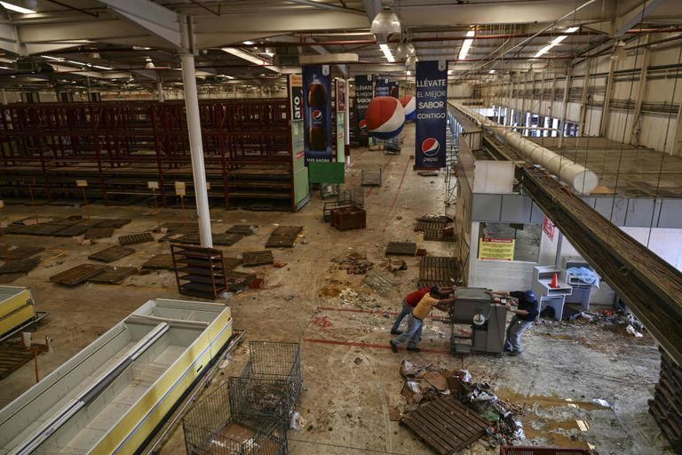 Kuus päeva kestnud voolukatkestuse ajal rüüstatud supermarket.