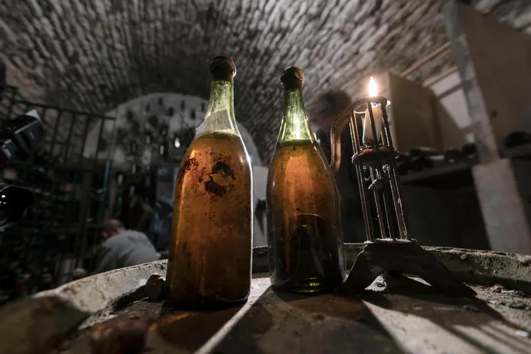 1774. aastast pärit «vin jaune», mis pannakse oksjonile
