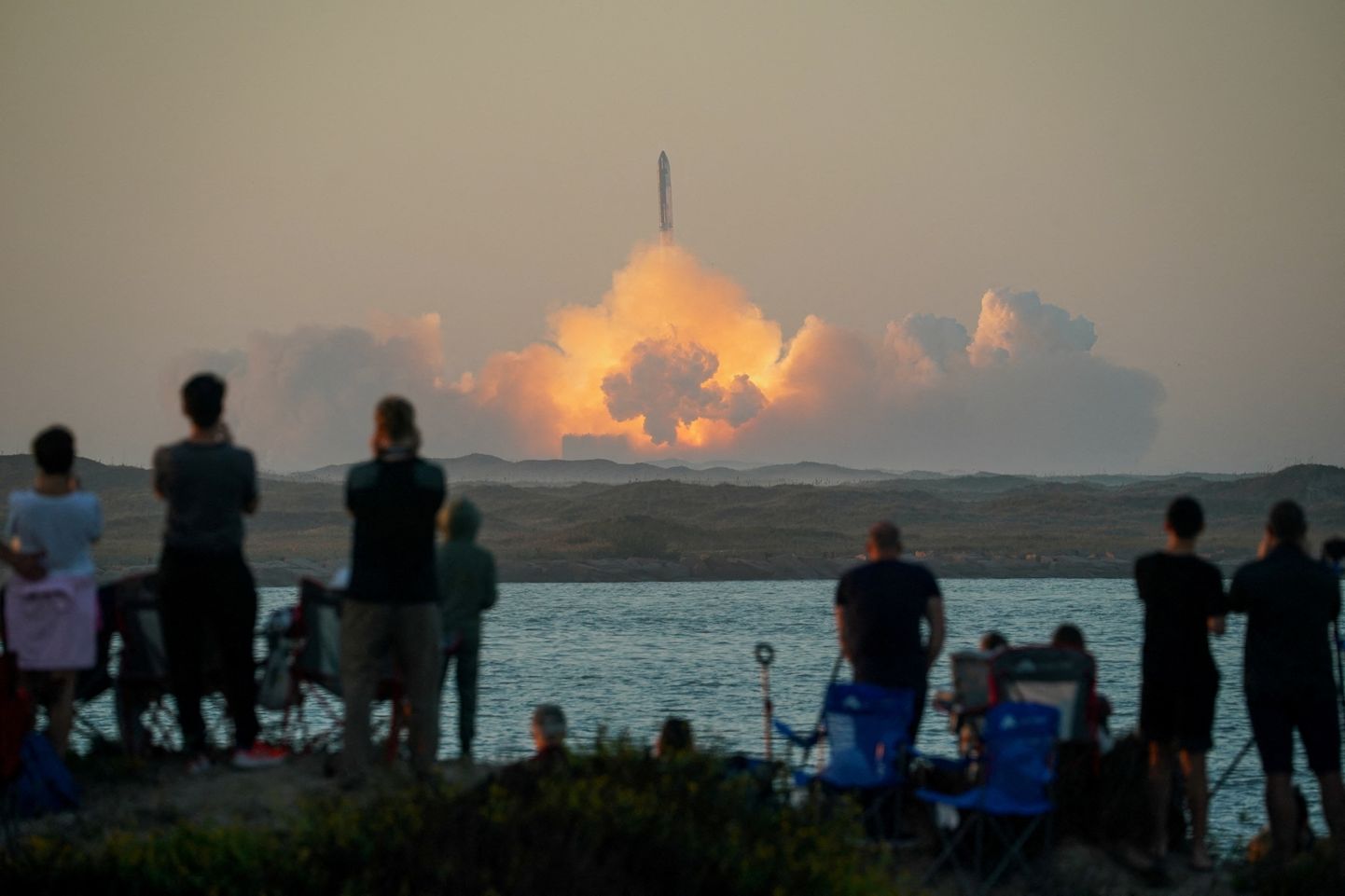 SpaceXi maailma suurim kanderakett viib 2025. aastal astronaudid Kuule. Täna toimus selle teine katsetus, mis algas ilusti, kuid lõppes plahvatusega, see siiski väga ei kurvastanud.