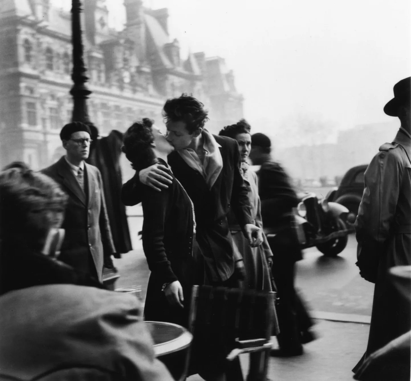 Robert Doisneau üks tuntumaid töid on «Hôtel de Ville’i suudlus» –tellimustöö aastast 1950 Ameerika ajakirjale Life.