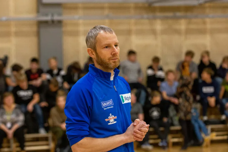 Kert Toobal Eesti võrkpalliföderatsiooni näidistunnis Paide Hillar Hanssoo põhikooli õpilastele.