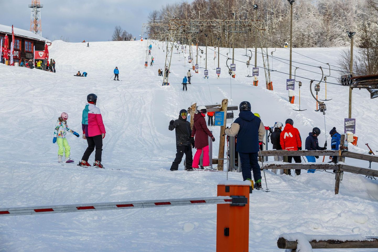 Nii mõnigi Viljandimaa kool on talviti õpilastega ette võtnud sõidu suusamäele, et seal ka mäesuusa- ja lumelauatehnikat õppida.
