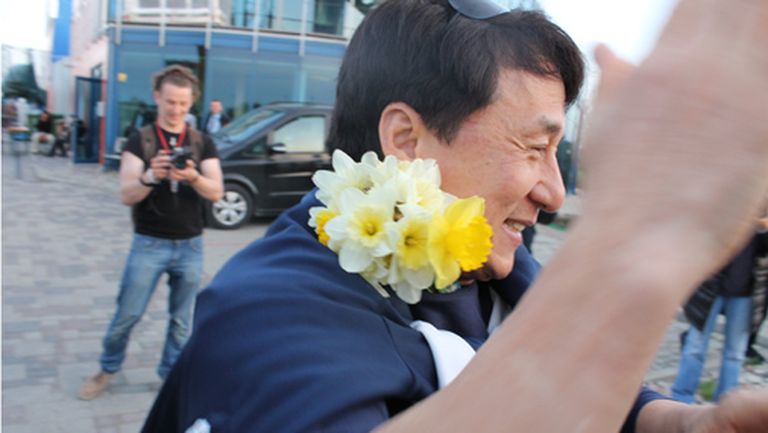 Fanu dāvinātos ziedus - narcises, komiķis aizlicis aiz sporta jakas apkakles 
