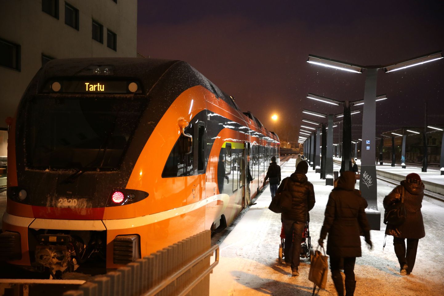 Tallinna–Tartu ekspressliinil sõidab kolme vaguniga Elroni diiselrong.