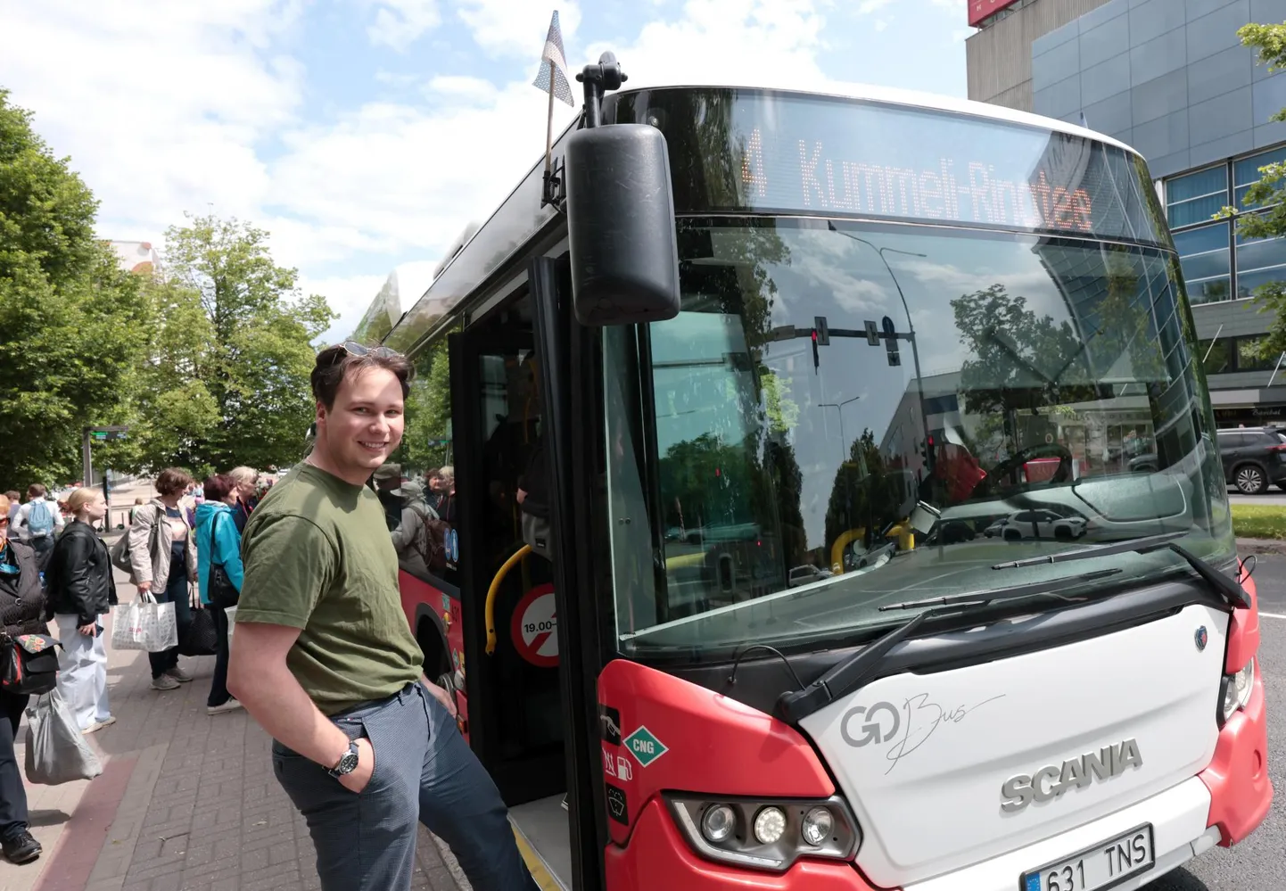Tartu noortevolikogu esimees Henn Kaaleb Humal on seda meelt, et linnaliinibussid peaksid liikuma nii päeval kui ka öösel. Ta ei mõista, miks linnavalitsus ei taha suveks ööbusse sõitma jätta.