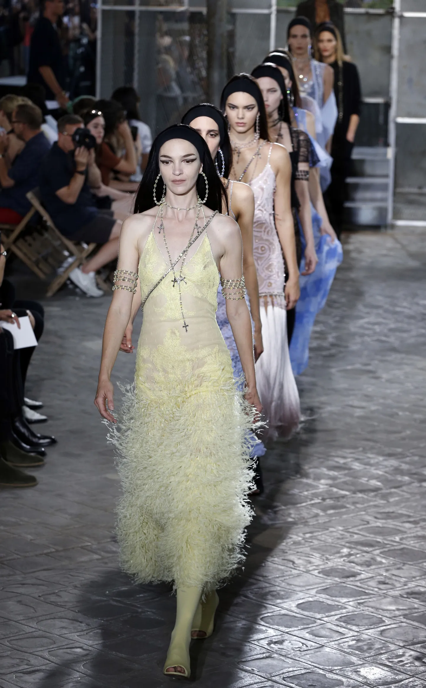 Показ мод от Givenchy, фото иллюстративное