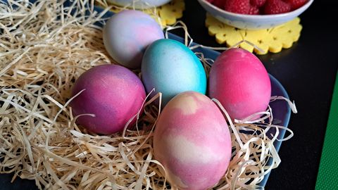 VIDEO ⟩ Maigā Lieldienu olu elegance: burbuļojošs process, skaists rezultāts