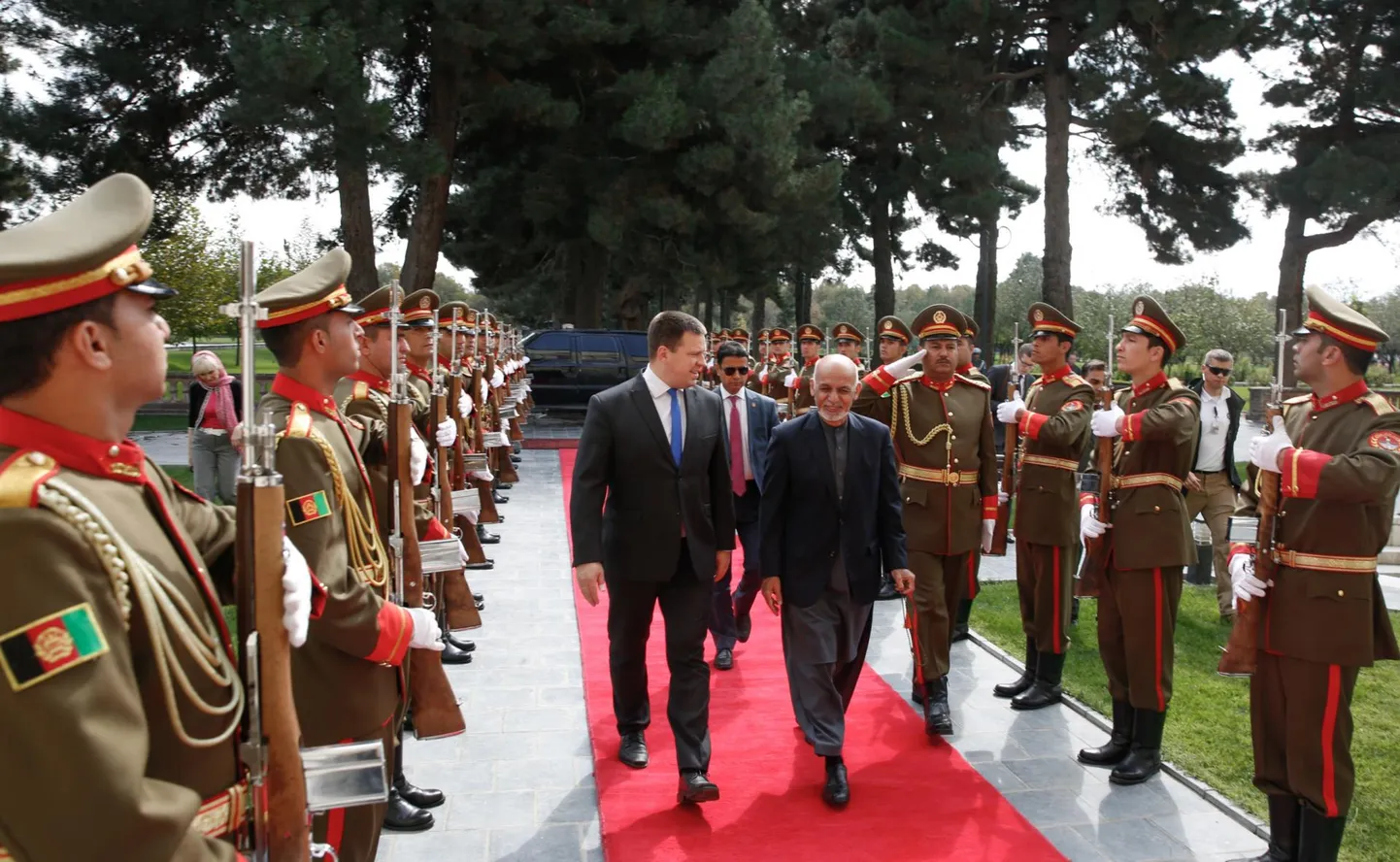 Jüri Ratas ja Ashraf Ghani punasel vaibal presidendipalee ees.