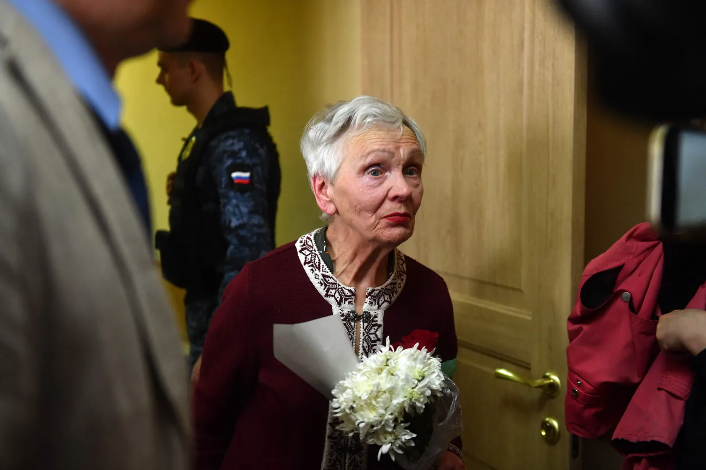 Vene pensionär ja sõjavastane aktivist Ljudmilla Vassiljeva väljumas kohtusaalist.