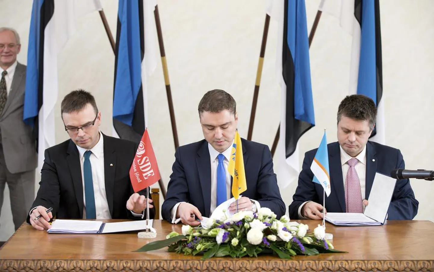 Aprilli algul allkirjastasid need kolm meest võimuliidu lepingu. Praeguseks on nii Sven Mikser (vasakul) kui Urmas Reinsalu (paremal) erakonna juhi kohalt taandunud ning vaid Taavi Rõivas on ametisse jäänud. Sotsid tahavad nüüd hakata Mikseri allkirjaga lepingut ümber tegema.
