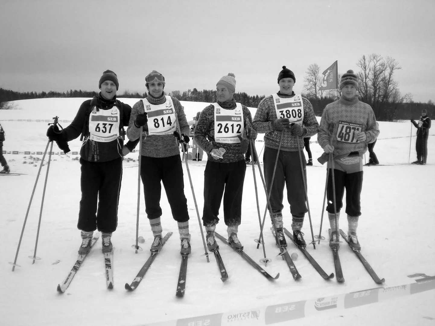 Urmo Kesküla (vasakult), Raido Rohi, Sirgo Voore, Mikk Paap ja Priit Simson tegid möödunud pühapäeval teoks oma ammuse plaani, läbides Tartu maratoni puusuuskadel ja ajastukohase riietusega.