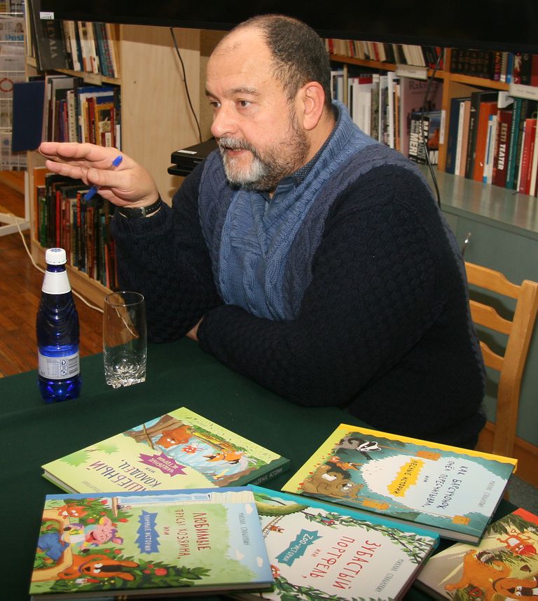 Mihhail Stalnuhhin 2019. aasta lõpus Jõhvi keskraamatukogus oma raamatute esitlusel.