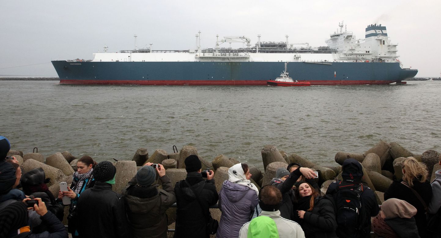 Leedulaste LNG ujuvterminal Klaipeda sadamasse liikumas.