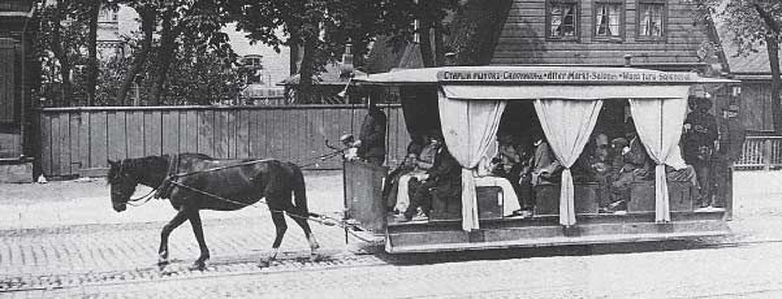 1888. aastal alustas tööd hobutramm, mille liinid kulgesid Narva, Tartu ja Pärnu maanteel.