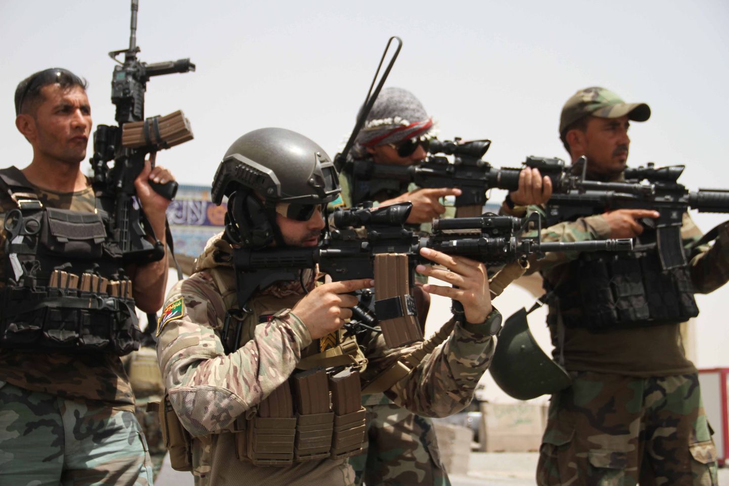 Afganistani sõjaväelased valvamas oma vahiposti Talibani vägede pealetungi eest.