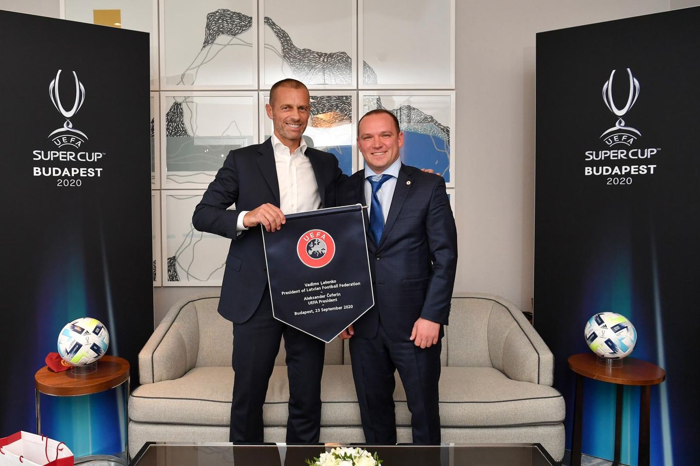 Vadims Ļašenko (no labās) un Eiropas Futbola asociāciju savienības (UEFA) prezidents Aleksandrs Čeferins