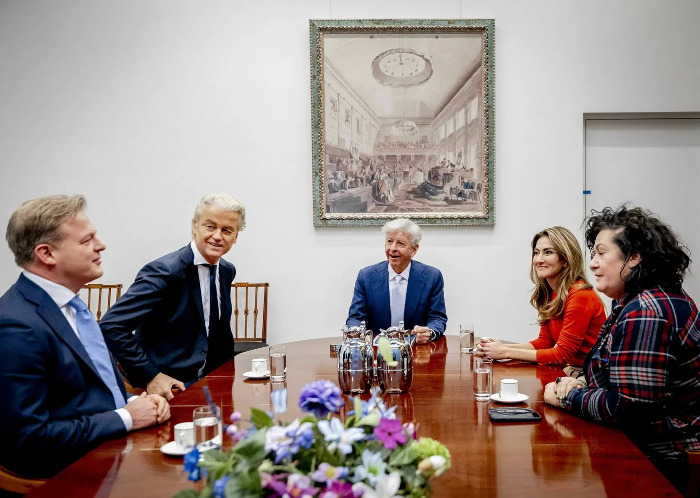 Võimukõneluste osapooled detsembris toonase läbirääkimiste eestvedaja Ronald Plasterkiga (keskel). Vasakult Pieter Omtzigt, Geert Wilders, Dilan Yeşilgöz ja Caroline van der Plas.