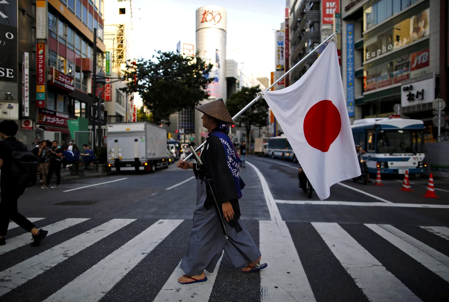 Samurai riietuses Jaapani jalgpallifänn Shibuyas, Tokyos.
