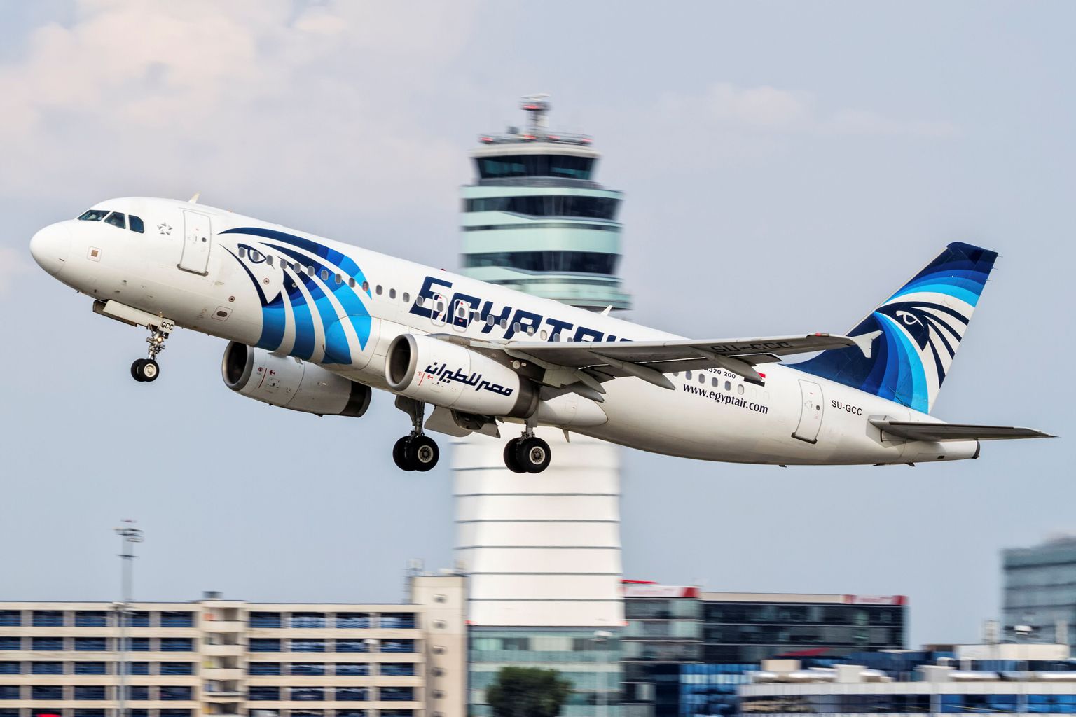 Egyptairi lennuk Airbus A320. Täpselt sama masin kukkus eile Vahemere kohal alla.