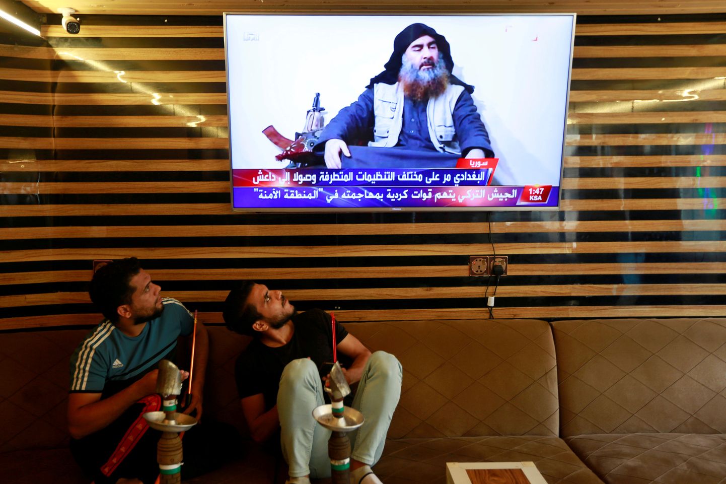 Iraagi noored vaatamas Najafi linnas telekast uudist äärmusrühmituse Islamiriik juhi Abu Bakr al-Baghdadi surmast.