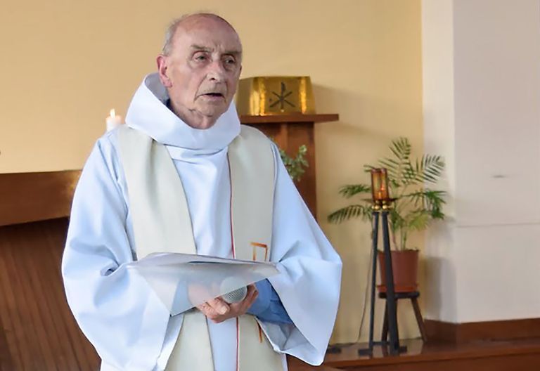 Tapetud preester Jacques Hamel tänavu 11. juunil Saint-Etienne-du-Rouvray kirikus missat pidamas. AFP/Scanpix