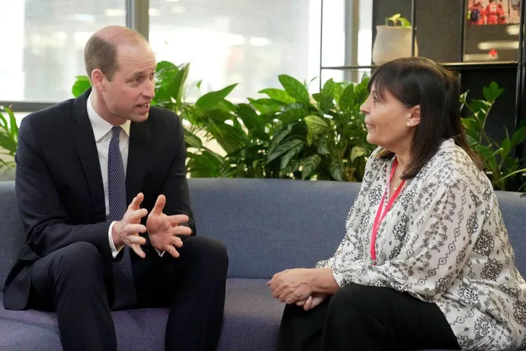 Принц Уэльский беседует с Барбарой Смит, сотрудницей отдела психологической и социальной помощи в зонах конфликта