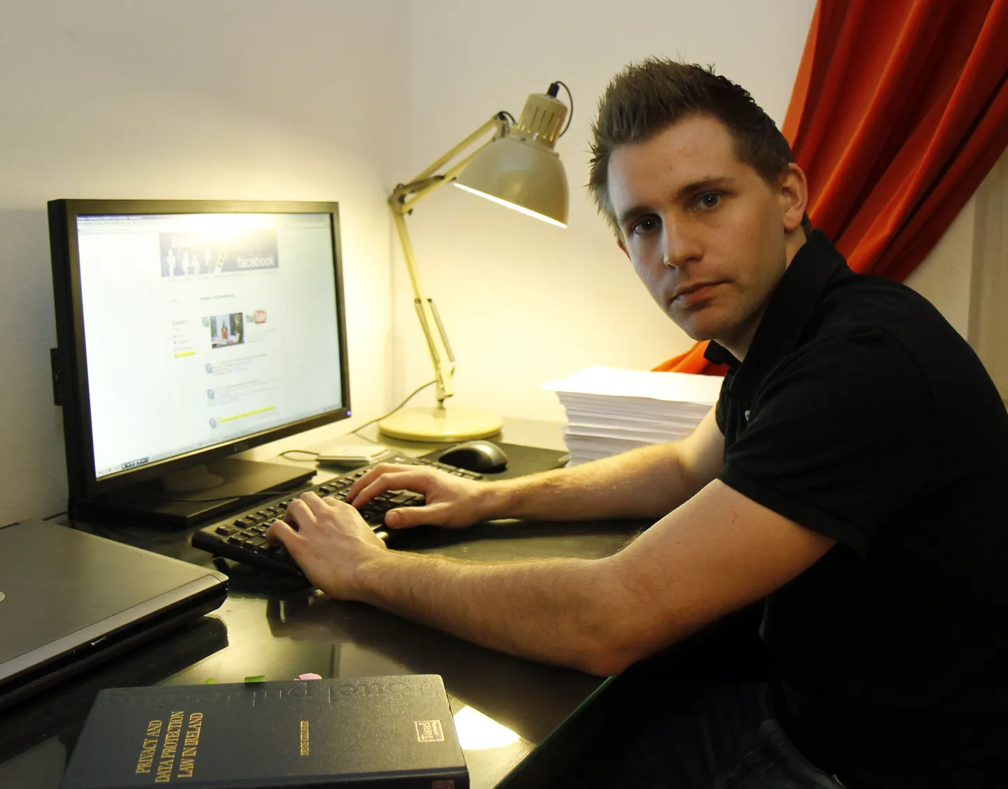 Lobistide muudatusettepanekute kopeerimise europarlamendi saadikute poolt avastas Austria tudeng Max Schrems, kes sai tuntuks 2011. aastal, mil ta palus Facebookil eemaldada kõik tema isikuandmed internetist.