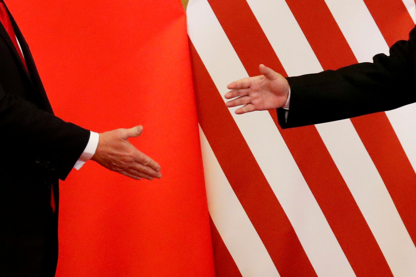 President Donald Trump ja Xi Jinping kätt surumas. Foto on illustreeriv.