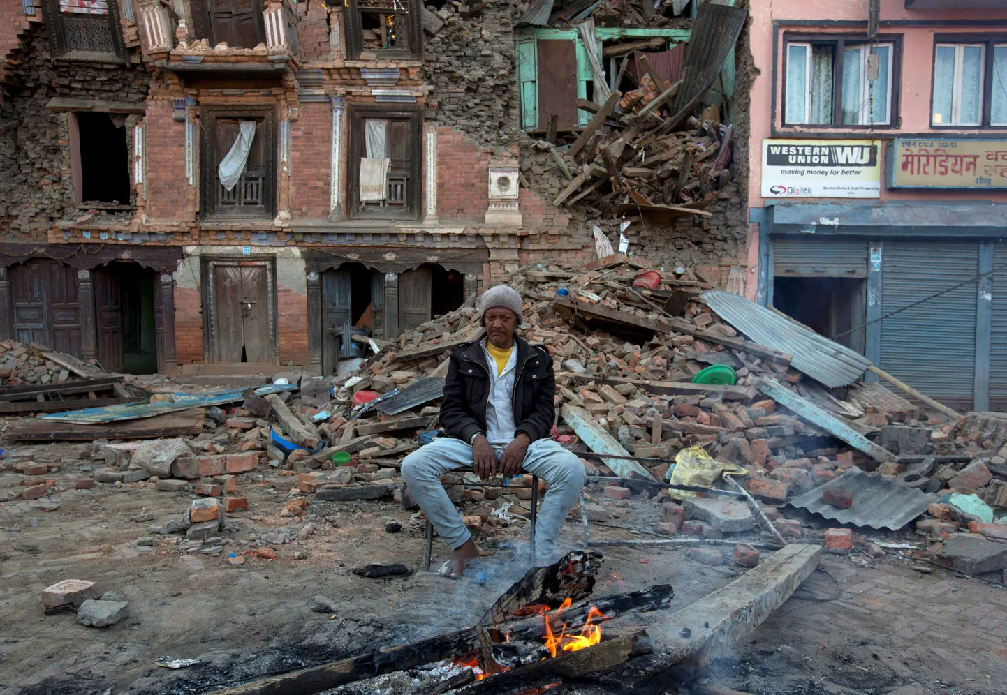 Mees, kelle kodu hävis maavärinas, täna pealinna Kathmandu lähedal Sankhus.