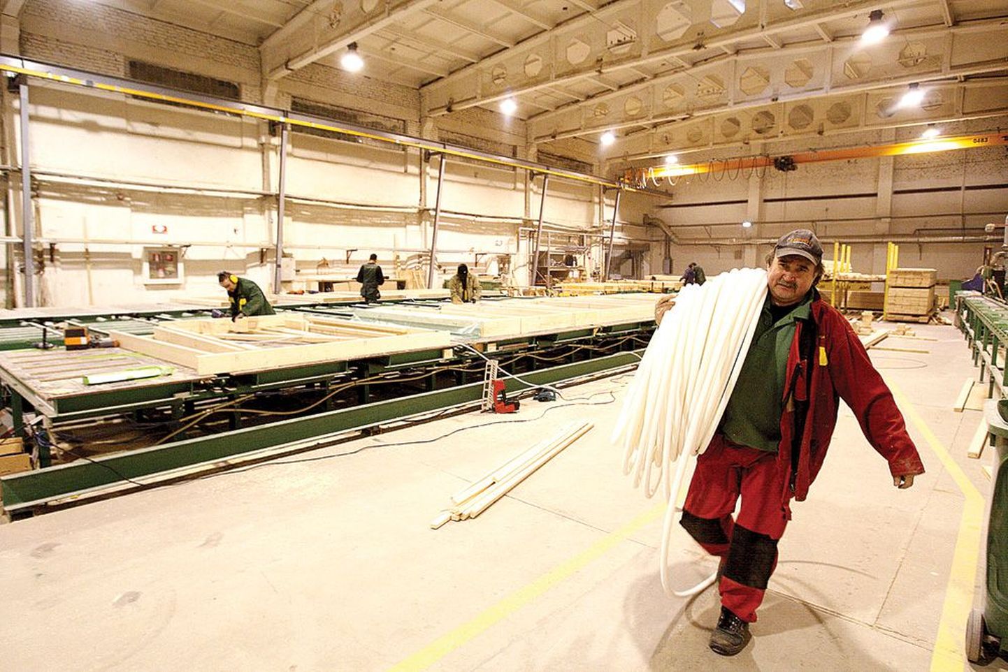 Kodumaja tööline Lembit Marjamäe askeldas eile firma taasavatud tehases, kus tehti parasjagu mooduleid Oslo kesklinna kerkiva kortermaja tarvis. Suurem osa firma toodangust lähebki müügiks Skandinaavia riikidesse.