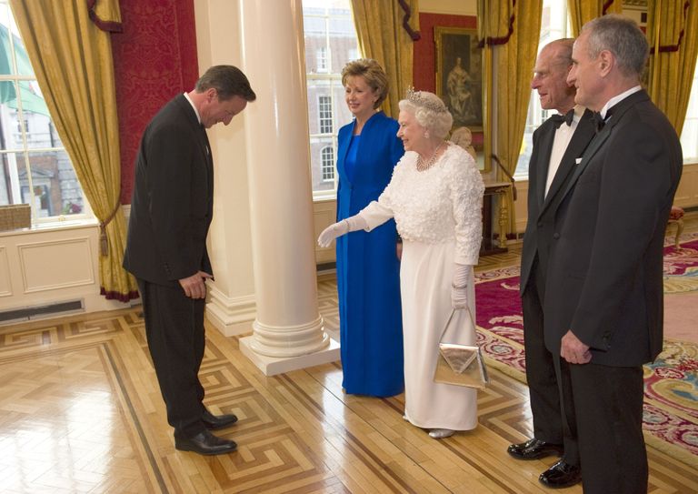 Briti peaminister David Cameron kummardab kuninganna Elizabeth II-le (05.18.2011).