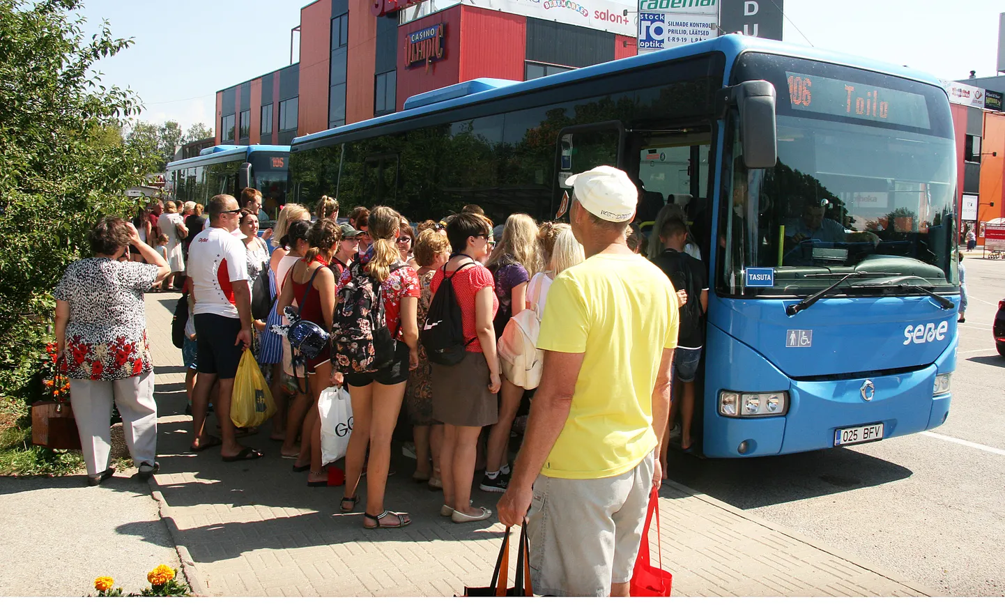 Kas on tänavune suvi mullusest kehvem või on inimesed esimesest vaimustusest üle saanud, aga vähemalt Toila bussidesse sel suvel enam nii tohutut tungi ei ole.