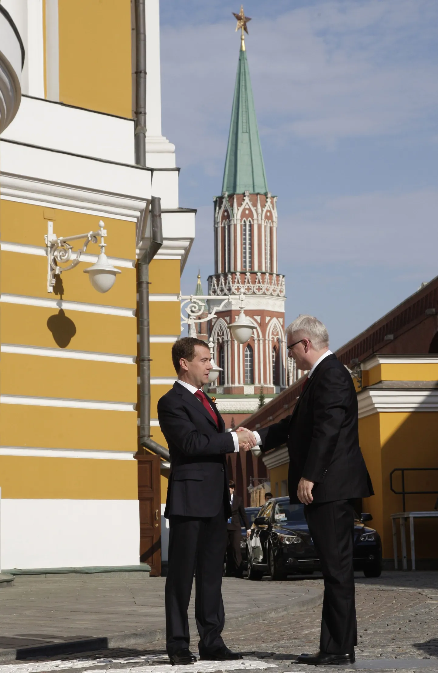 Президент России Дмитрий Медведев и президент Латвии Валдис Затлерс во время празднования Дня победы (Москва, 9 мая 2010).