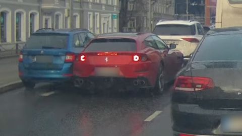 ЧПОК! ⟩ Маленькая царапинка, или Как в Таллинне Škoda «поцеловалась» с дорогостоящим Ferrari