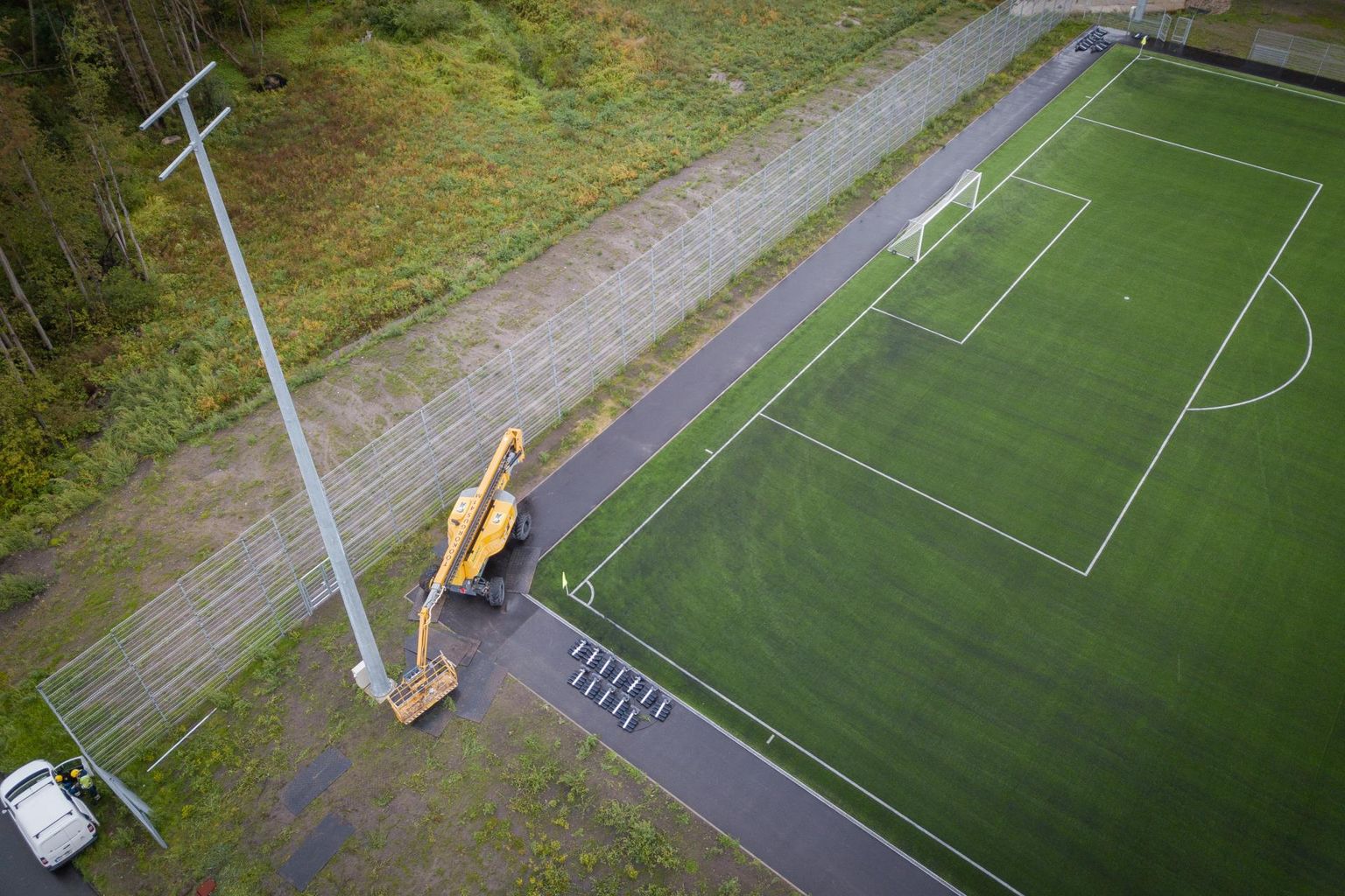 Pärnusse jalgpallistaadioni ehitanud ja valgustid paigaldanud OÜ Sonmak Group on toimuva pärast mures, kuna ehitis on veel üle andmata ja sellele kasutusluba saamata.