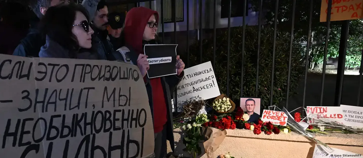 Сторонники Алексея Навального на акции в память о нем в Тбилиси