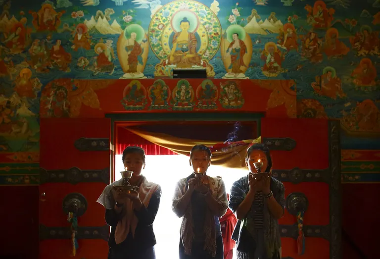 Aan Kaji Sherpa tütred süütavad isa mälestuseks küünlaid. Nende isa kasvatas üksi viit tütart.