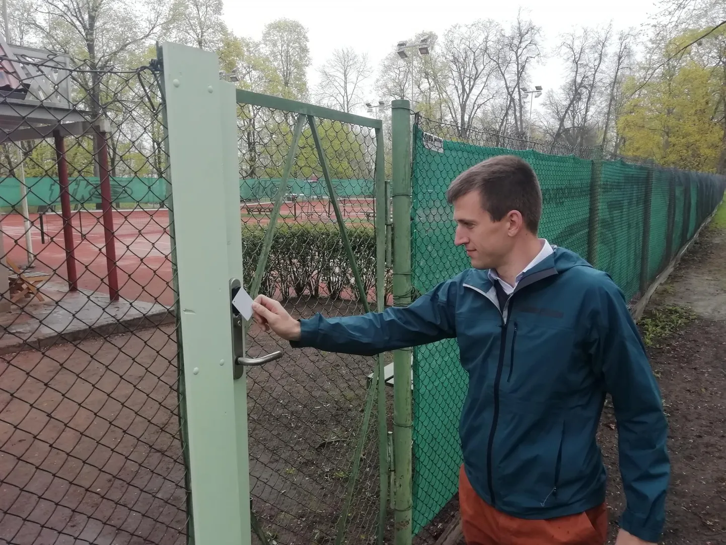 Rakvere spordikeskuse direktor Siim Tuus näitab, kuidas pääseb edaspidi Rahvaaias asuvatele tenniseväljakutele sportima. Uudse süsteemi kasutamine muudab arvutiga järjest rohkem sina peal olevate inimeste elu veelgi mugavamaks.